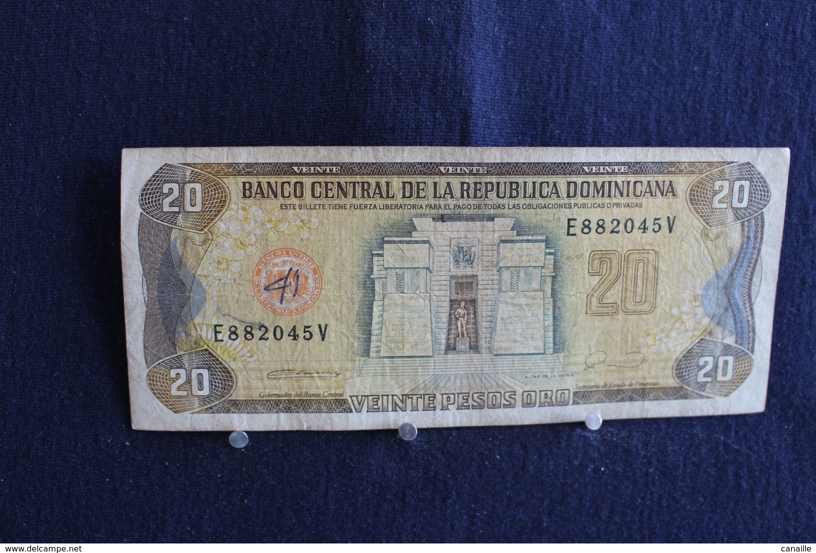 71 /  Dominicaine - Banco Central De La Republica Dominicana - Veinte  Pesos Oro 20 - Serie 1990 /  N° E 882045 V - Repubblica Dominicana