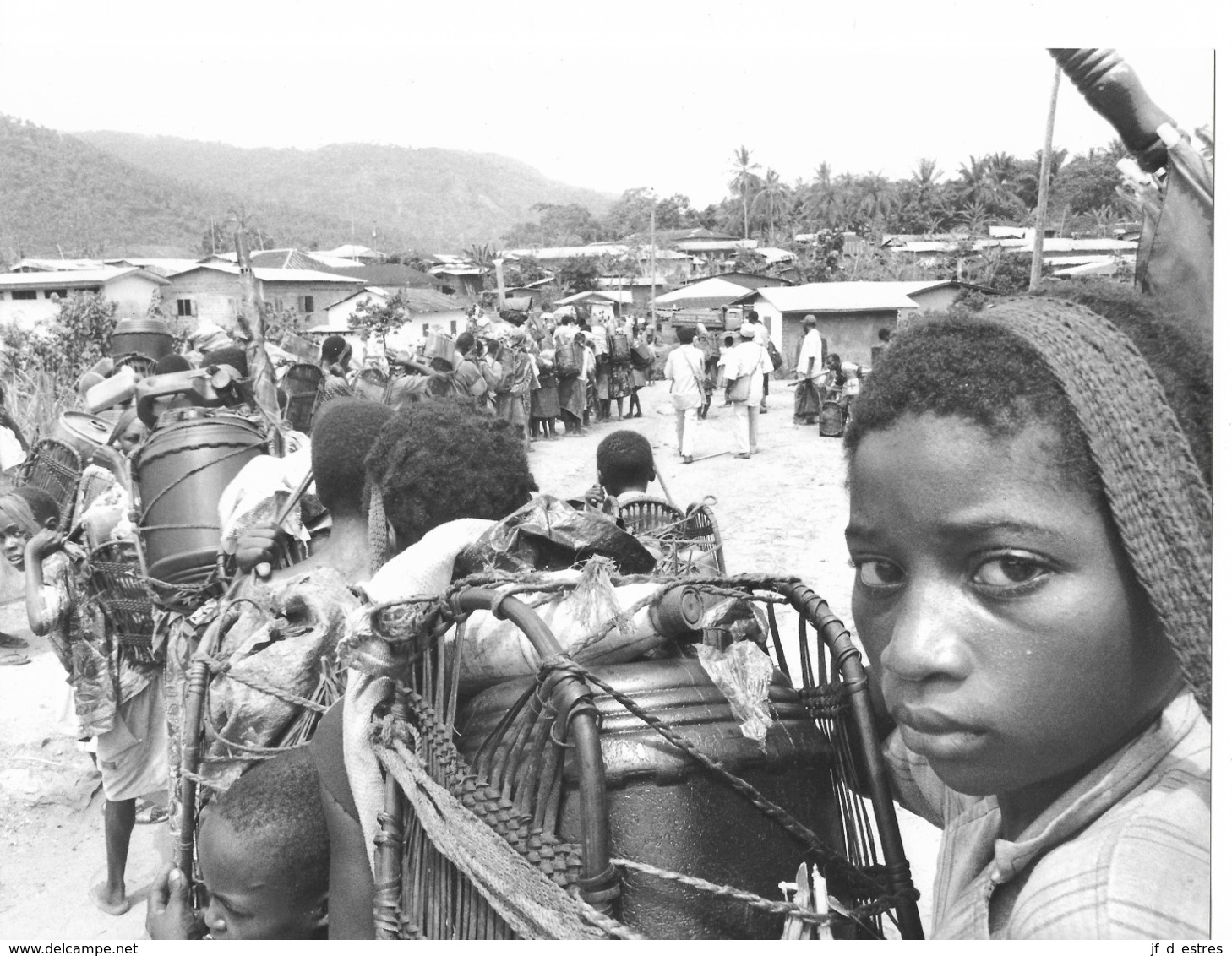 Photo Cameroun. Porteuses De Bidons D'huile De Palme . Photo Vivant Univers 2000 - Afrique