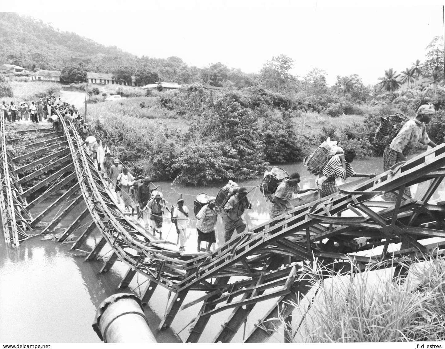 Photo Cameroun. Widikum File De Porteurs Vendeurs Sur Une Passerelle Effondrée Photo Vivant Univers 2000 - Afrika