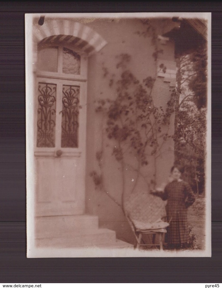 Photo ( 12 X 9 Cm ) Femme Devant Un Rosier Grimpant - Personnes Anonymes