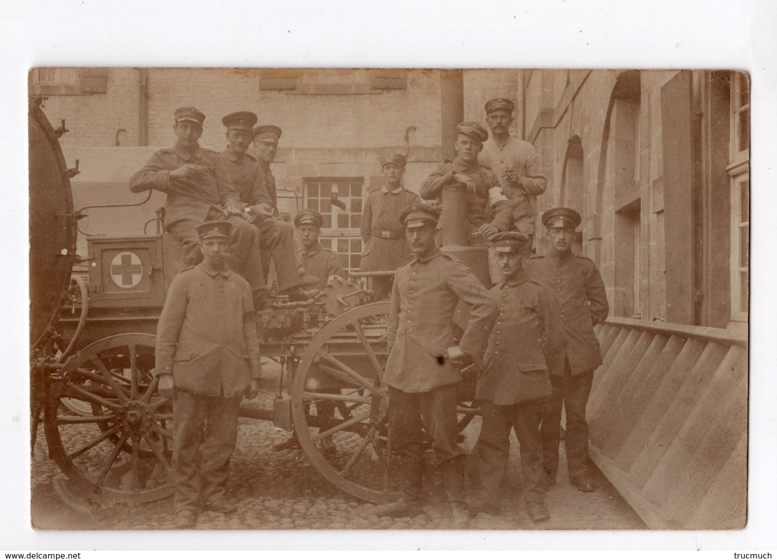 206 - MILITARIA - Soldats Allemands  *croix Rouge**FREIBURG* Carte-photo* - Guerre 1914-18