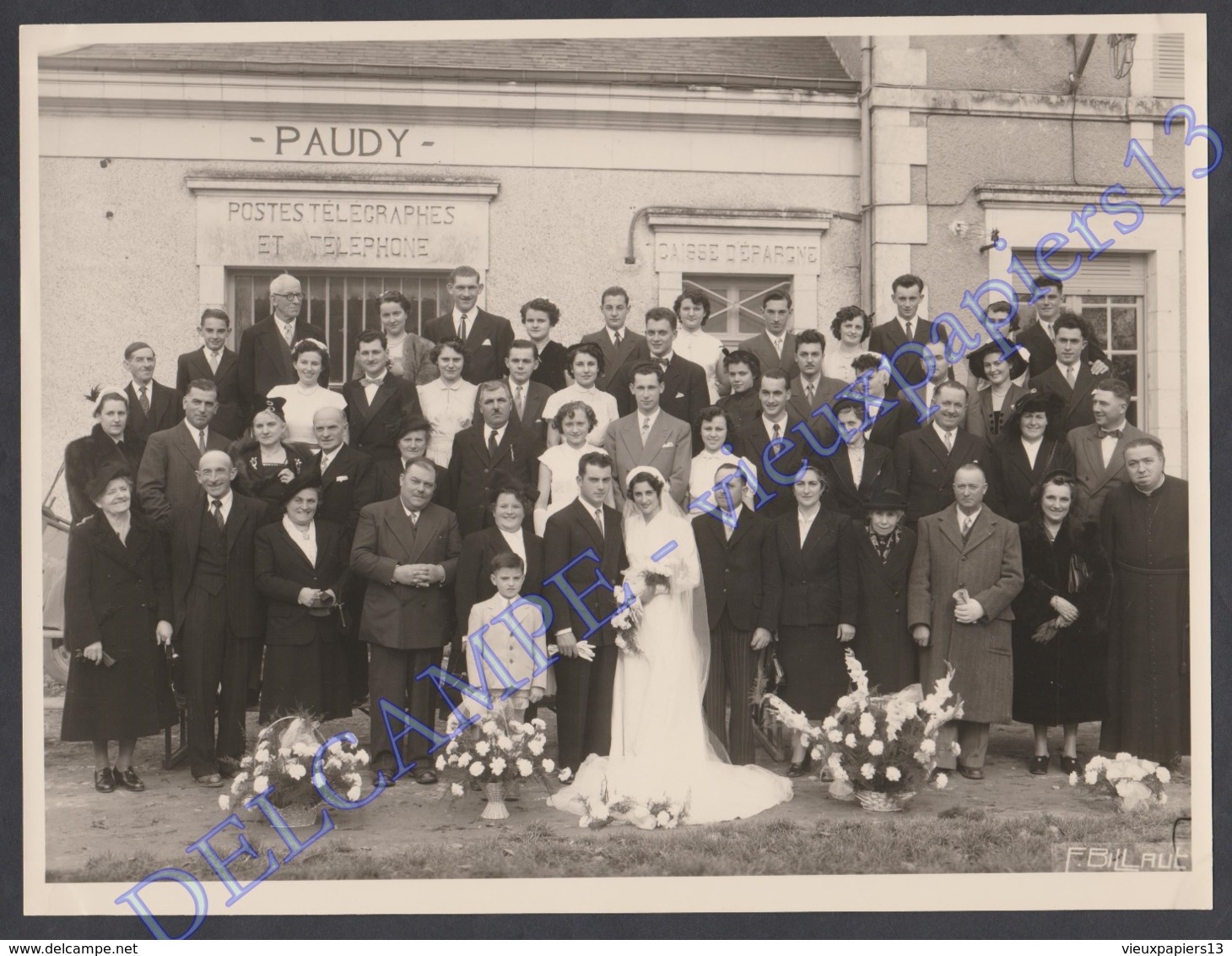 TB Photo Ancienne C.1946 Paudy - Indre 36 - Mariage Groupe Devanture Postes Télégraphes Téléphone Caisse D'Epargne - Lieux