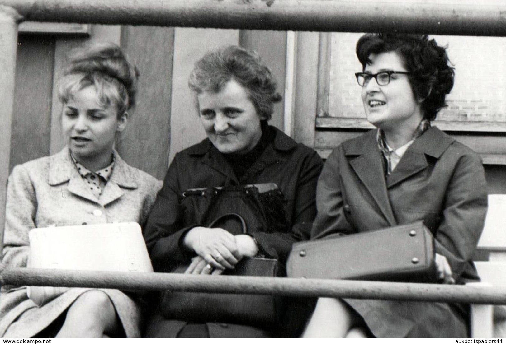 Grande Photo Originale - Trio Féminin Scrutant Et Critiquant L'assemblée Environnante, Des Commères Quoi ! 1970's - Personnes Anonymes