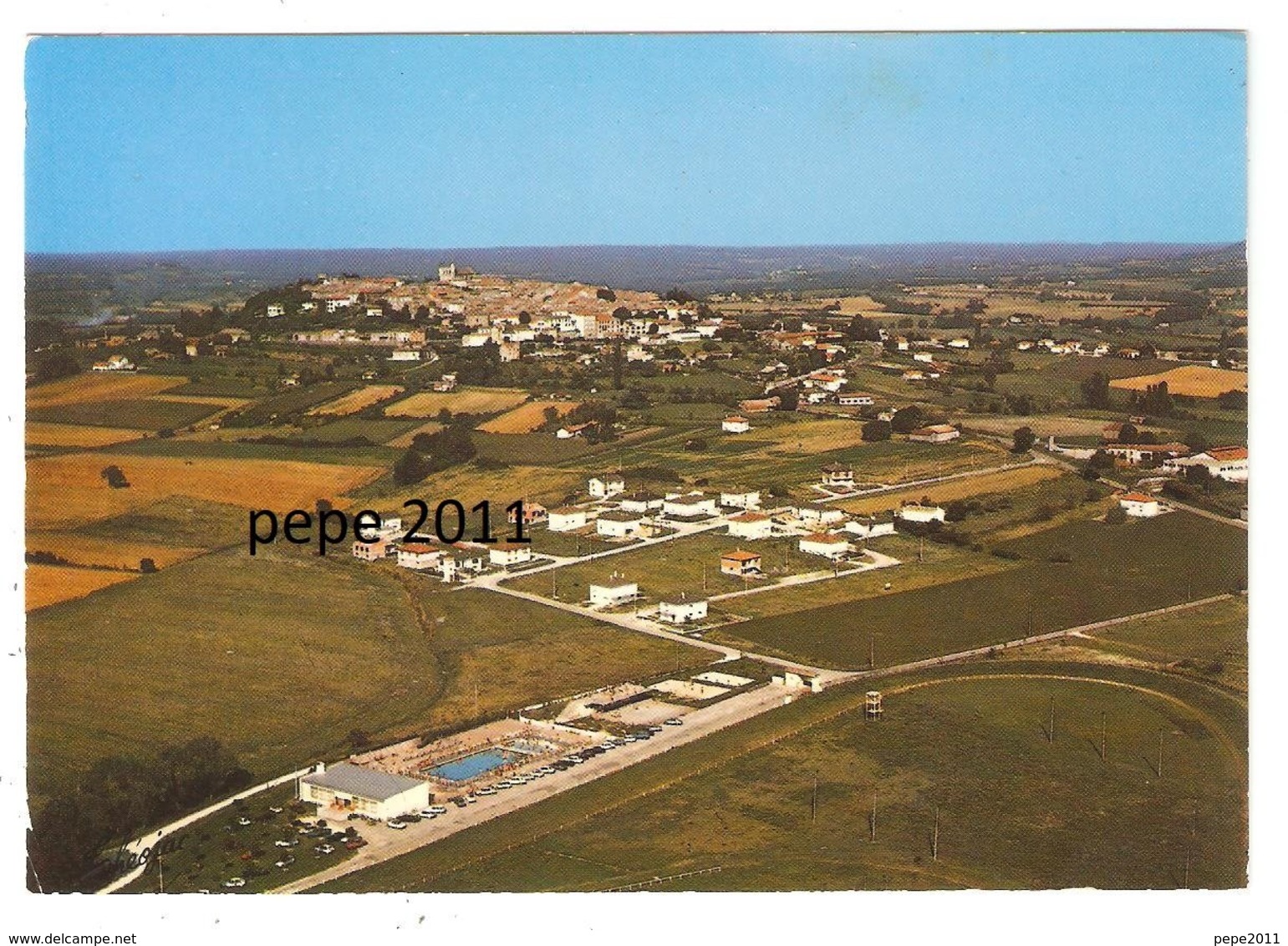 CPSM 47 MONTFLANQUIN - Vue Générale Aérienne - Stade - Piscine - Lotissements - Peu Commune - Monflanquin