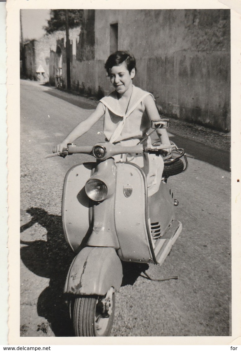 Fillette Sur SCOOTER Ou VESPA  : ( Format 8cm X 12cm ) - Ciclismo