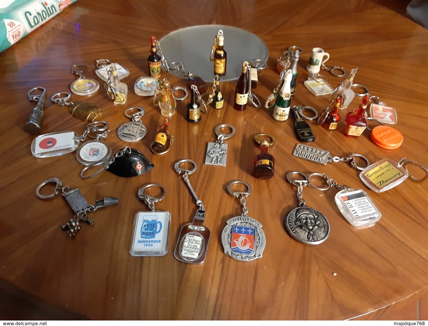 Lot De 68 Porte-clés Publicitaires Sur L'alcools - Les Chocolats Et Pâtisseries - Tous D'occasions - - Key-rings