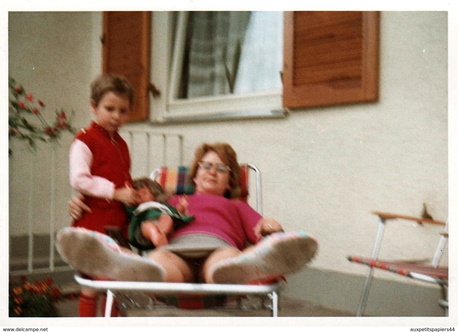 Photo Couleur Originale B.B. Photographe Coquin Troublé Par L'entre Jambes De La Grand-Mère Jouant à La Poupée Vers 1960 - Pin-up