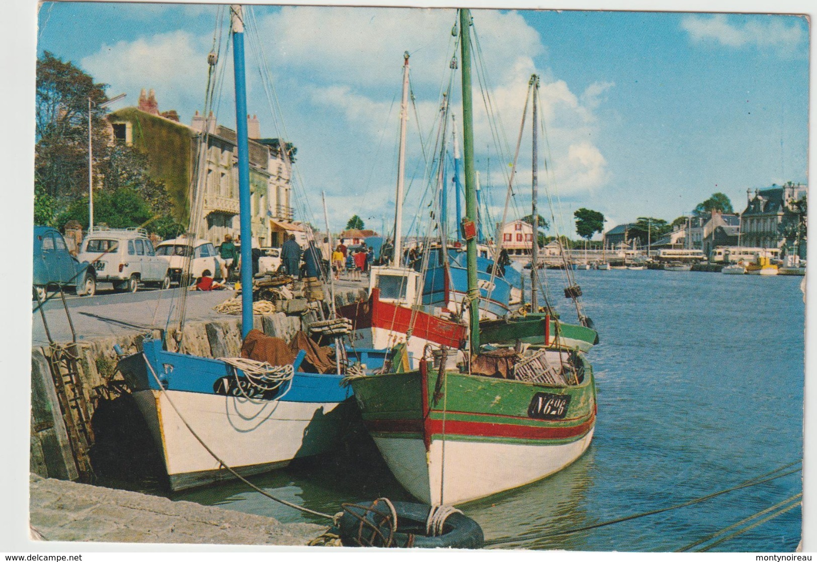 Loire  Atlantique :  PORNIC :  Chalutiers  à  Quai  1969 (  Voitures , Ds Citroën, 4 L Renault,.... - Pornic