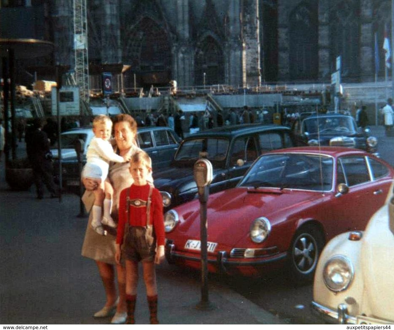 Photo Carrée Coul. Origi. B.B. Alignement De Renault 4L, Porsche 911 Targa, Volkswagen Kafer, Mercedes & Parcmètre 1969 - Automobiles