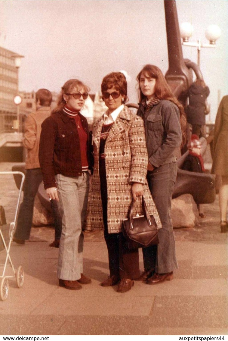 Photo Couleur Originale Une Mère Et Ses 2 Filles à La Mode Des Années 1970 - Pin-up