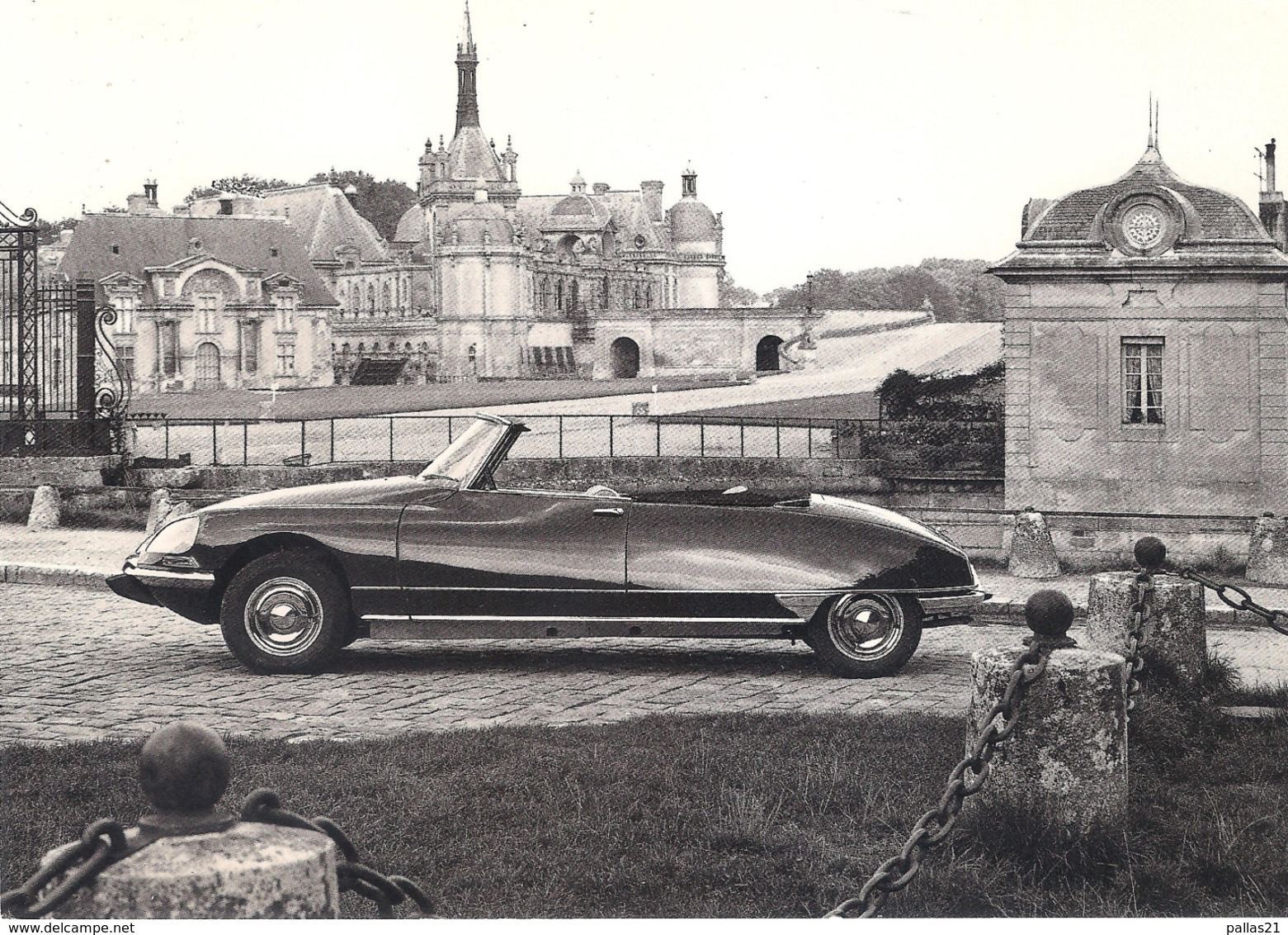 CP Voiture 3230 DS 21 Cabriolet 1968 Çhateau De Chantilly - PKW