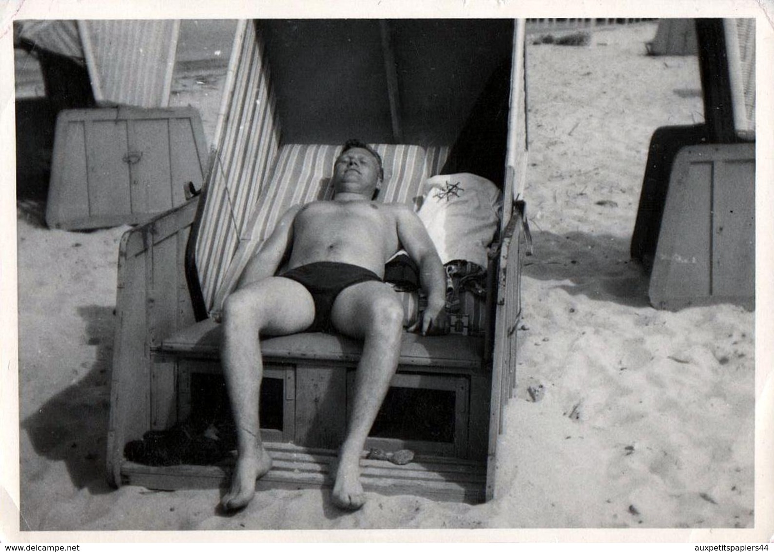 Photo Originale Gay & Playboy Sexy En Mode Sieste Et Farniente En Cabine De Plage En Vue De Face Vers 1960/70 - Personnes Anonymes