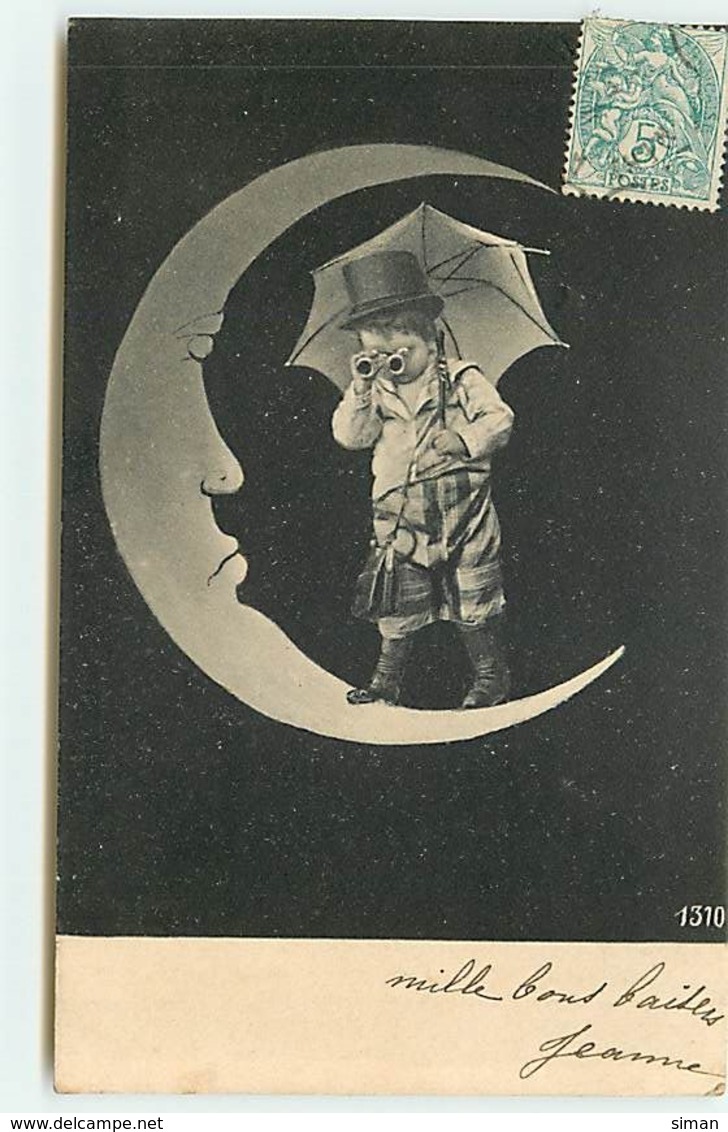 N°13550 - Surréalisme - Enfant Avec Une Ombrelle Et Des Jumelles Sur Un Croissant De Lune - Sonstige & Ohne Zuordnung