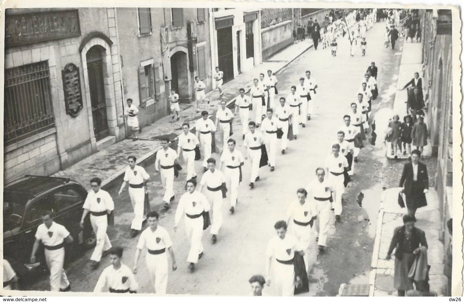 2 Photos De Sports: Défilé De Sociétés De Gymnastique à Identifier, Devant La Société Générale (Pays Basque?) - Sporten