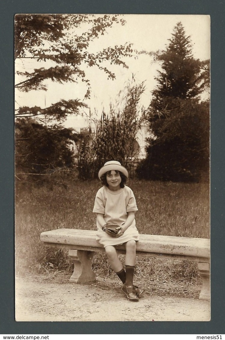 CPA Carte Photo Adorable Petite Fille Lovely Girl Assise Sur Un Banc De Pierres Chapeau De Paille Straw Hat - Scènes & Paysages