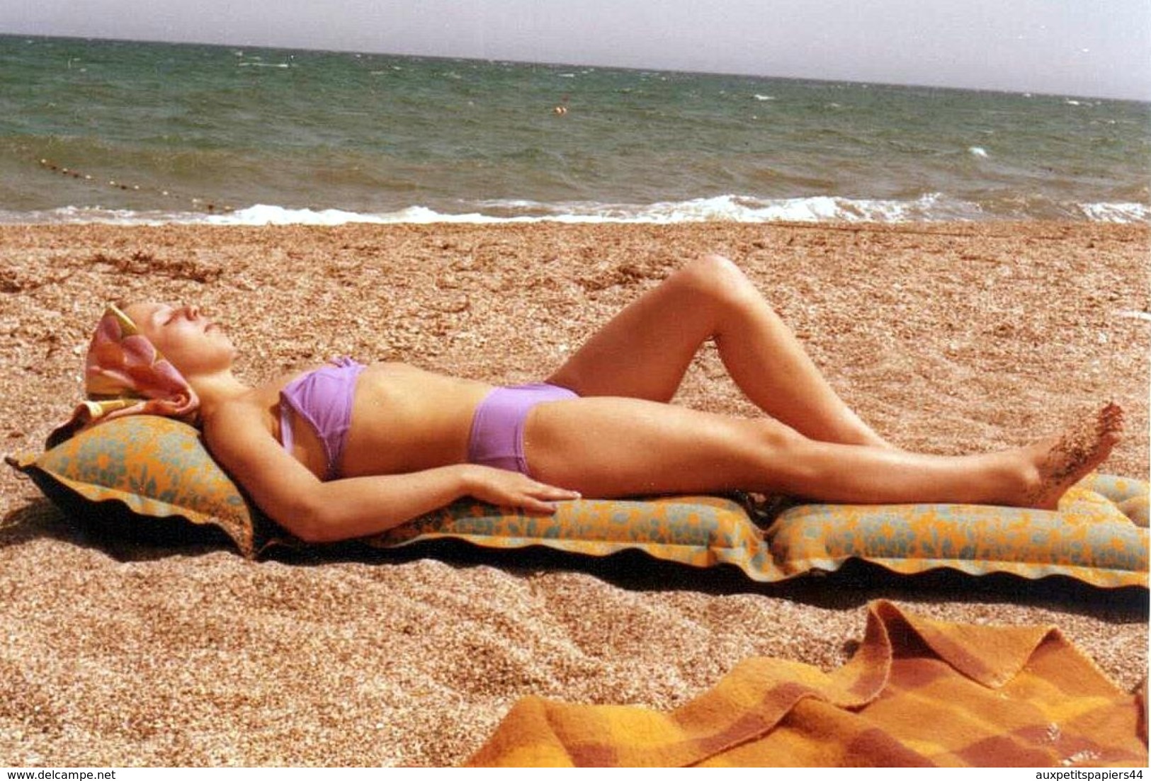 Photo Couleur B.B. Originale Pin-Up Sexy Dans Son Bikini Rose Bronzant Sur Une Plage De Sable Vers 1960/70 - Pin-up