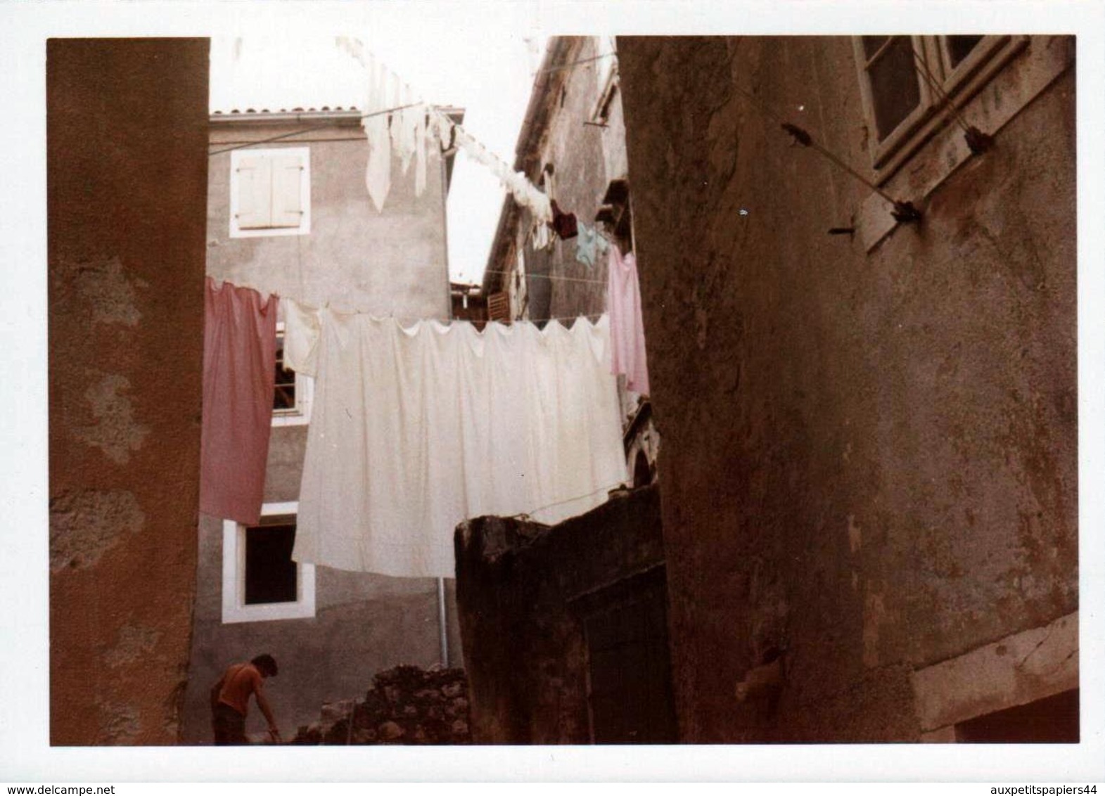 Photo Couleur B.B. Originale - Linge Qui Sèche Façon Corse Ou Niçoise Au Choix Vers 1970 - Blanchisserie ! - Automobiles