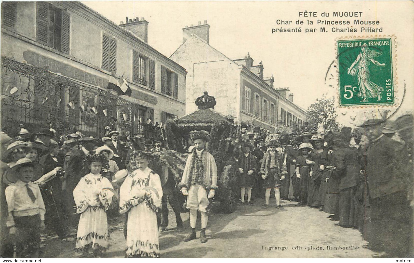 RAMBOUILLET - Fête Du Muguet, Char De La Princesse Mousse Présenté Par M. Charles Piffard. - Rambouillet