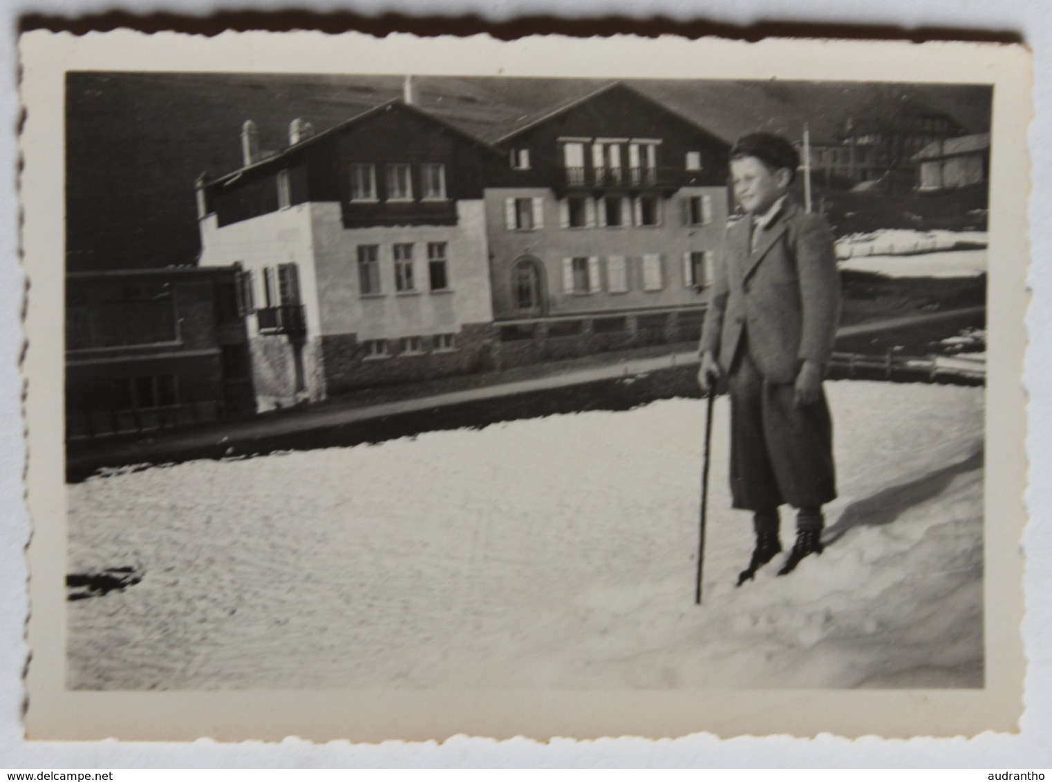 Photographie Originale Megève 15 Mars 1936 La Chalet Saint André Avec 1 Jeune Garçon - Lieux