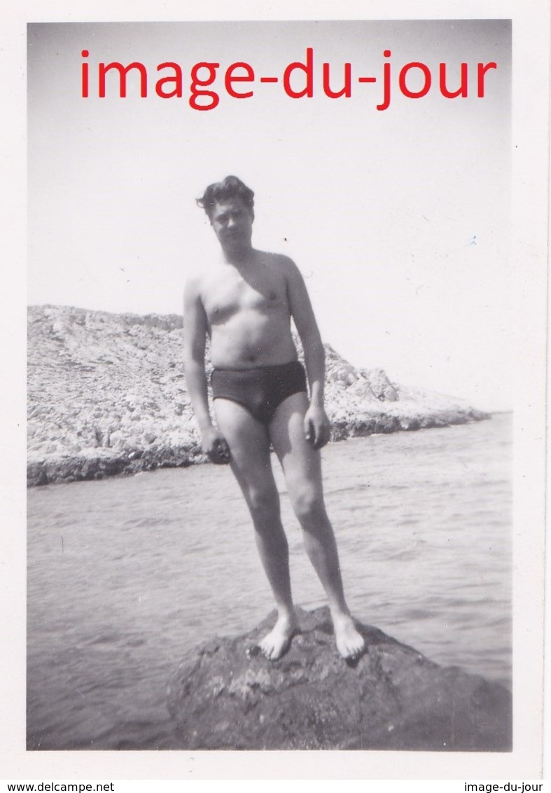 Photo Ancienne  JEUNE HOMME MAN MEN TORSE NU EN MAILLOT DE BAIN - Personnes Anonymes