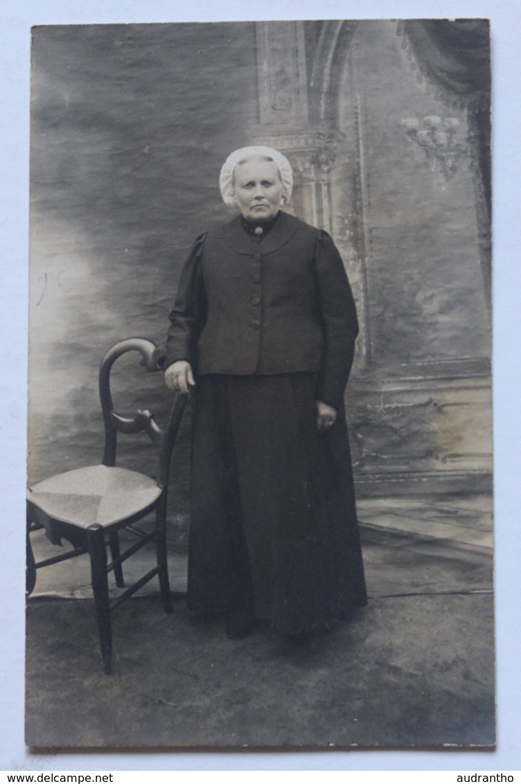 Carte Photo Portrait De Femme Avec Coiffe Costume Traditionnel Photographe R. Maire Le Mans 93 Boulevard Général Négrier - Personnes Anonymes