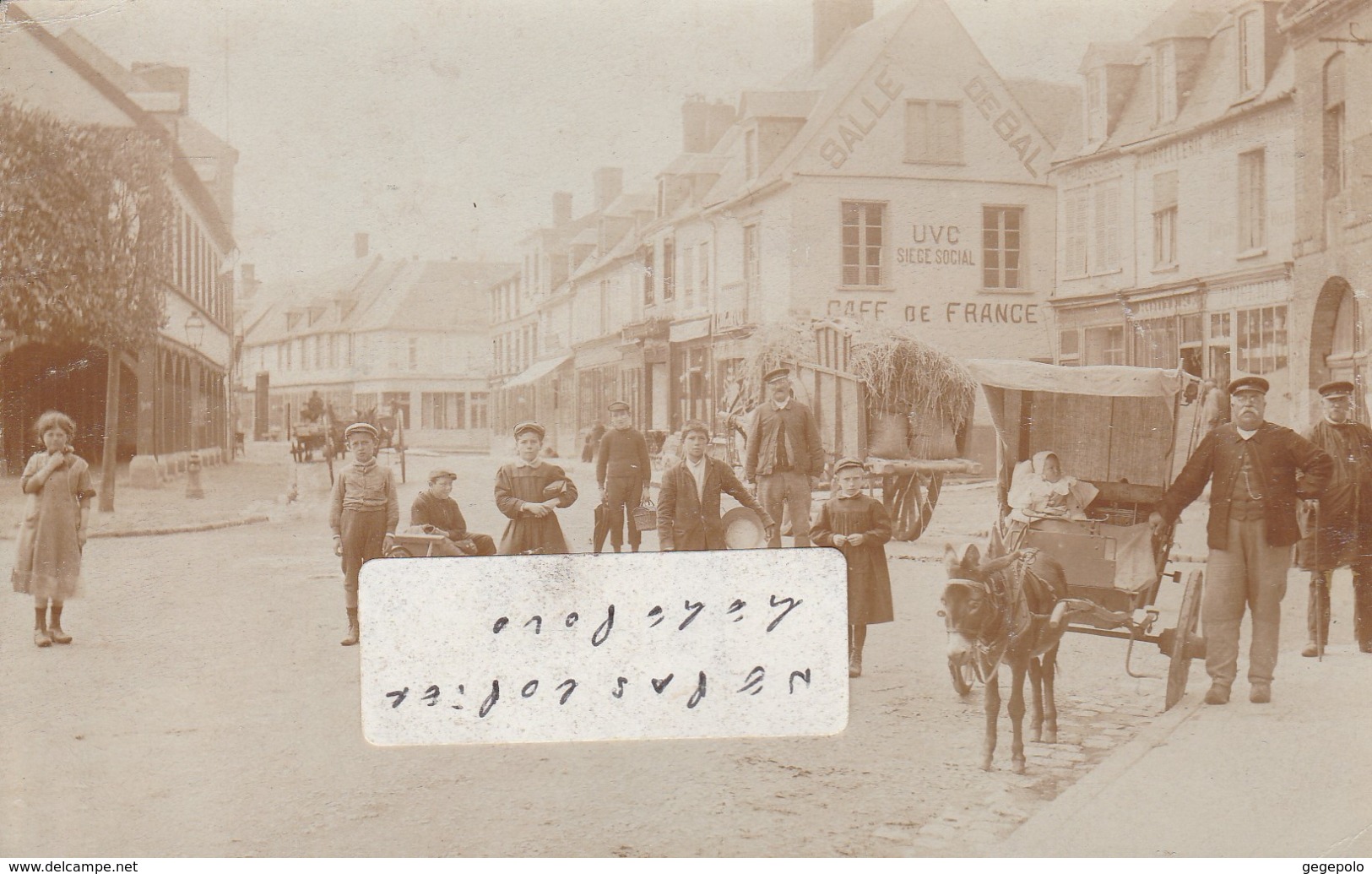 CREVECOEUR Le GRAND   - Un Côté De La Place De L' Hôtel De Ville - Bel Attelage âne  ( Carte Photo ) - Crevecoeur Le Grand