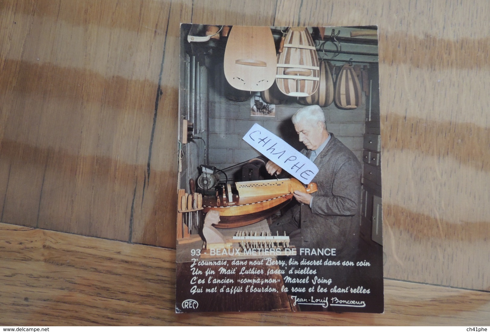 MARCEL SOING LUTHIER A LA CHATRE MEMBRE DU GOUPE FOLKLORIQUE "LES GAS DU BERRY" DE NOHANT - VIELLE A ROUE - J.L BONCOEUR - Other & Unclassified