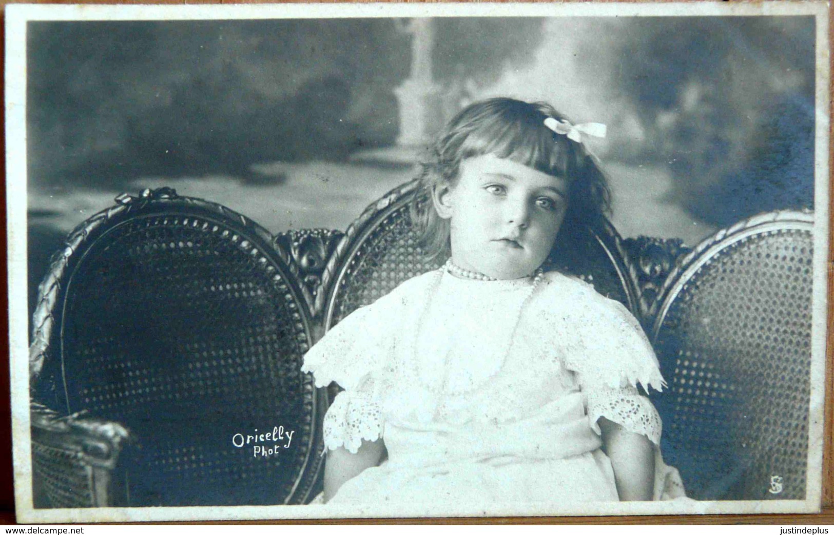 LOT DE 2 CARTES PETITE FILLE TRISTE OU BOUDEUSE ASSISE DANS UNE BERGERE ORICELLY PHOTO PARIS - Portraits