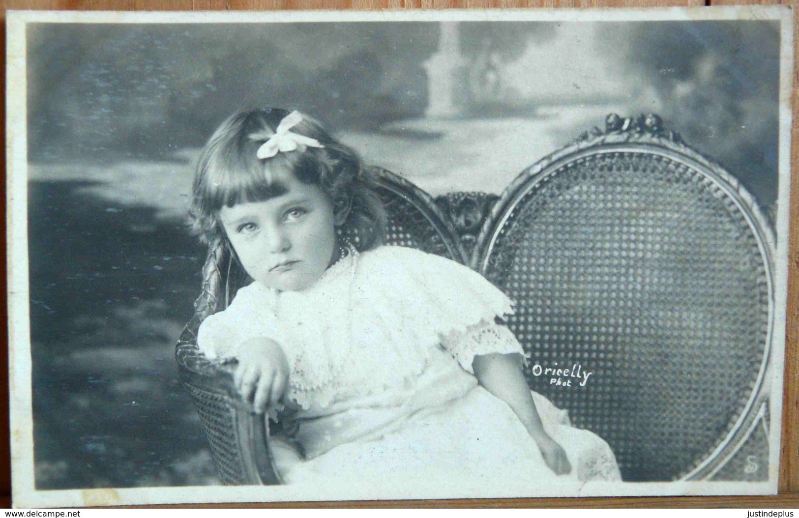 LOT DE 2 CARTES PETITE FILLE TRISTE OU BOUDEUSE ASSISE DANS UNE BERGERE ORICELLY PHOTO PARIS - Portraits