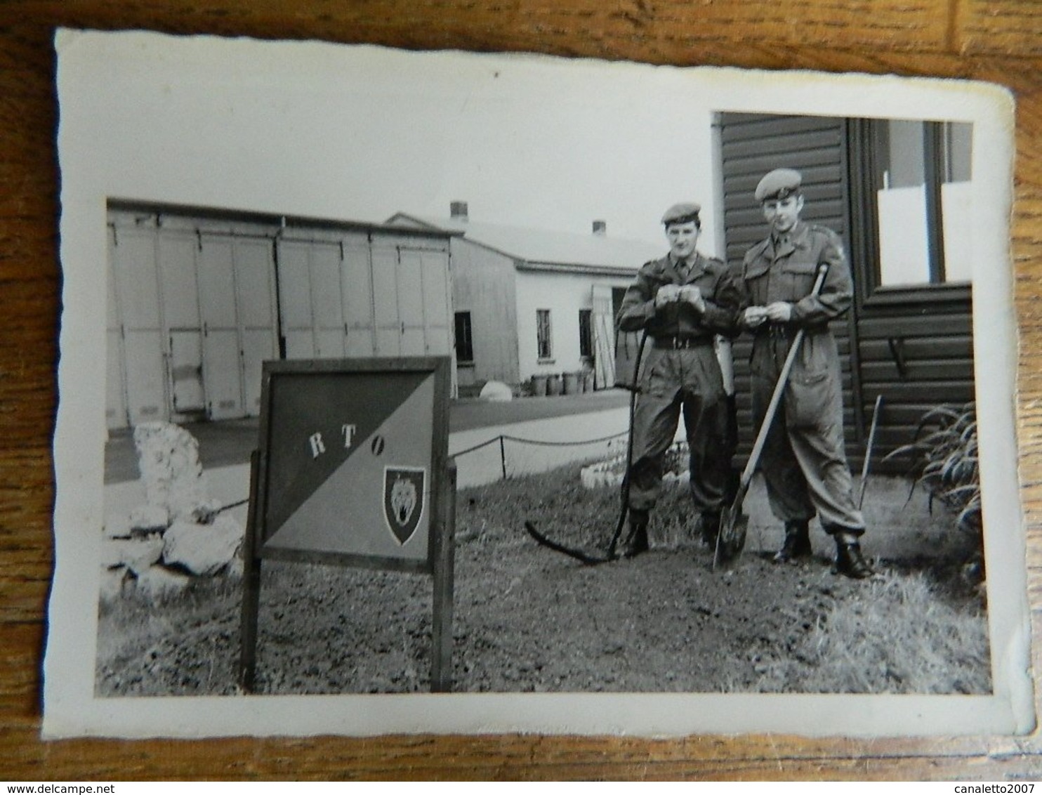 MILITARIA:PHOTO 9X13 DE 2 MILITAIRES AVEC DEVANT EUX LA PANCARTE DES R T O - Personnages