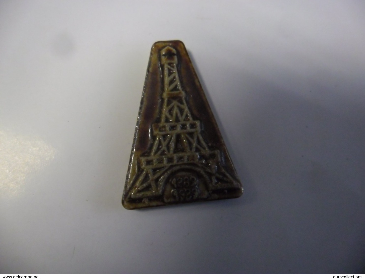 Feve Ancienne Plate Moyet Perrin Tour Eiffel Marron Miniature Porcelaine Vintage - Oude