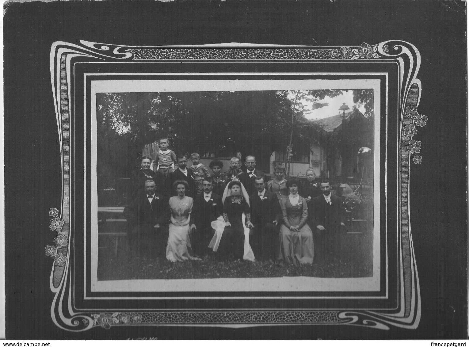 Photo De Mariage   La Mariée était En Noir Et Les Invités Portaient Des Rubans Blancs   Photographe D'Hoop Besançon - Personnes Anonymes