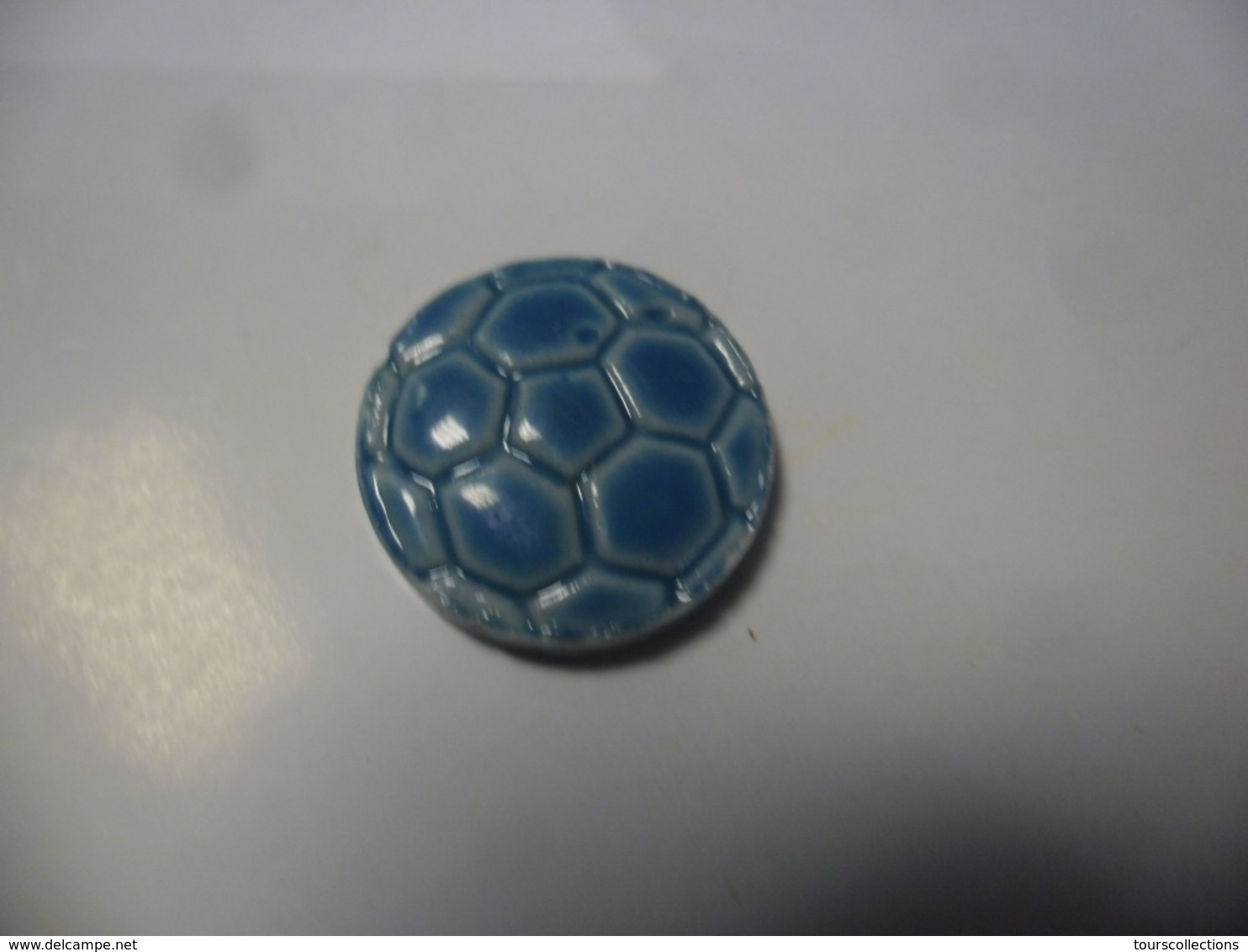 Feve Ancienne Plate Moyet Perrin Ballon De Football Bleu Miniature Porcelaine Vintage - Oude
