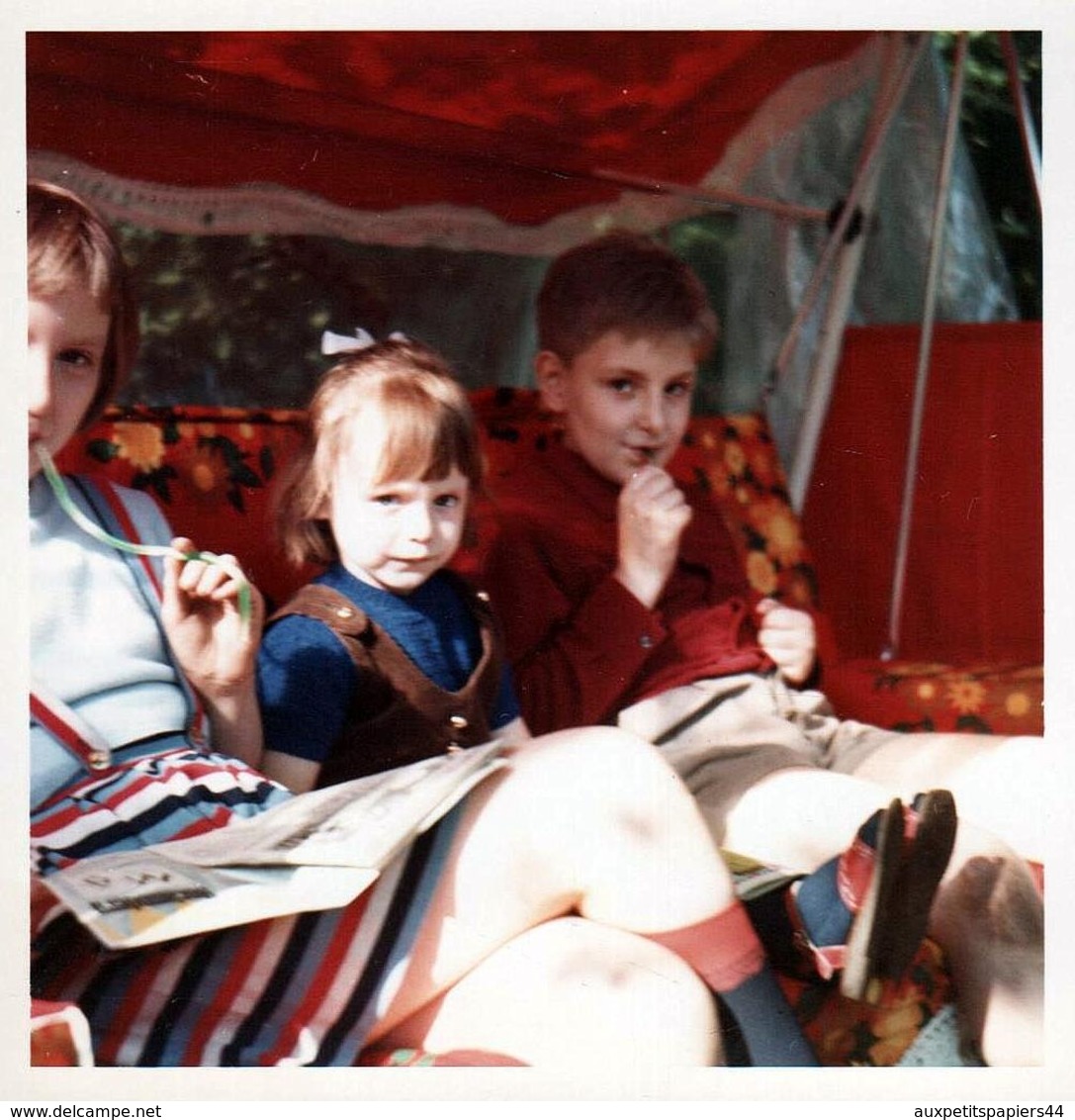 Photo Carrée Couleur B.B. Originale 3 Gamins Sur Une Balancelle Mangeant Des Bonbons Des Bleus Pleins Les Genoux - Personnes Anonymes