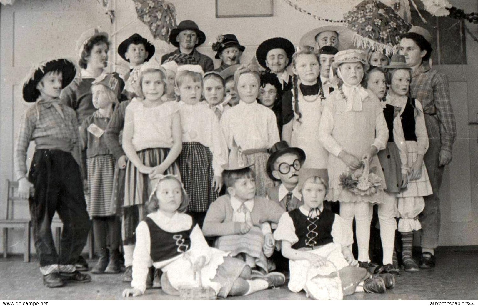 Photo Originale Scolaire Et Groupe D'enfants Déguisés Vers 1950/60 - Cow Boy & Costumes Traditionnels - Personnes Anonymes