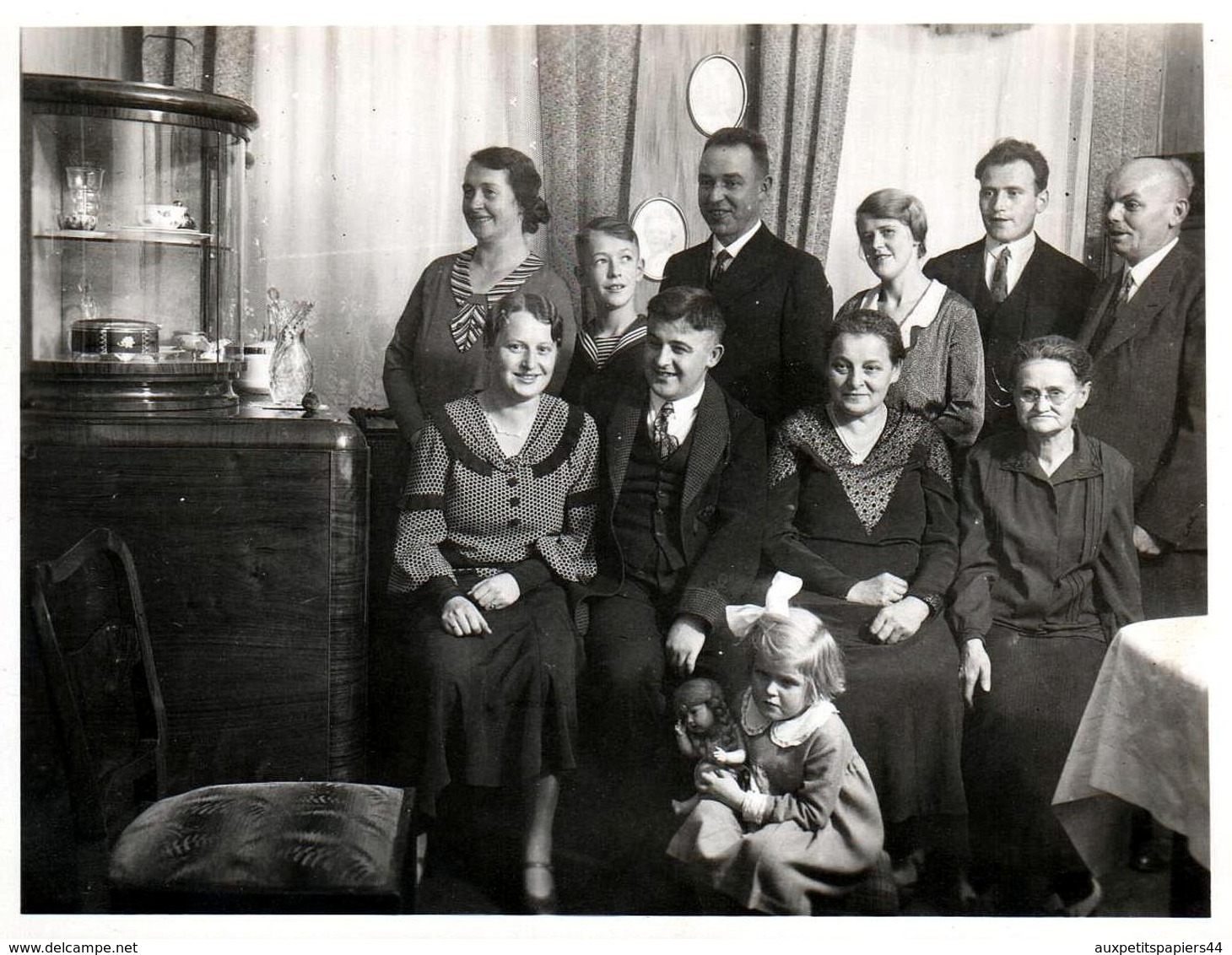 Photo Originale & Portrait De Famille Vers 1920/30 & Fillette à La Poupée Au 1er Rang - Personnes Anonymes