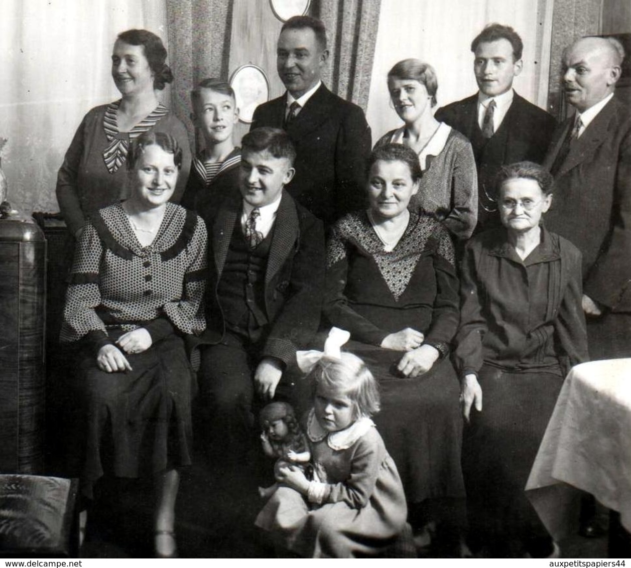 Photo Originale & Portrait De Famille Vers 1920/30 & Fillette à La Poupée Au 1er Rang - Personnes Anonymes