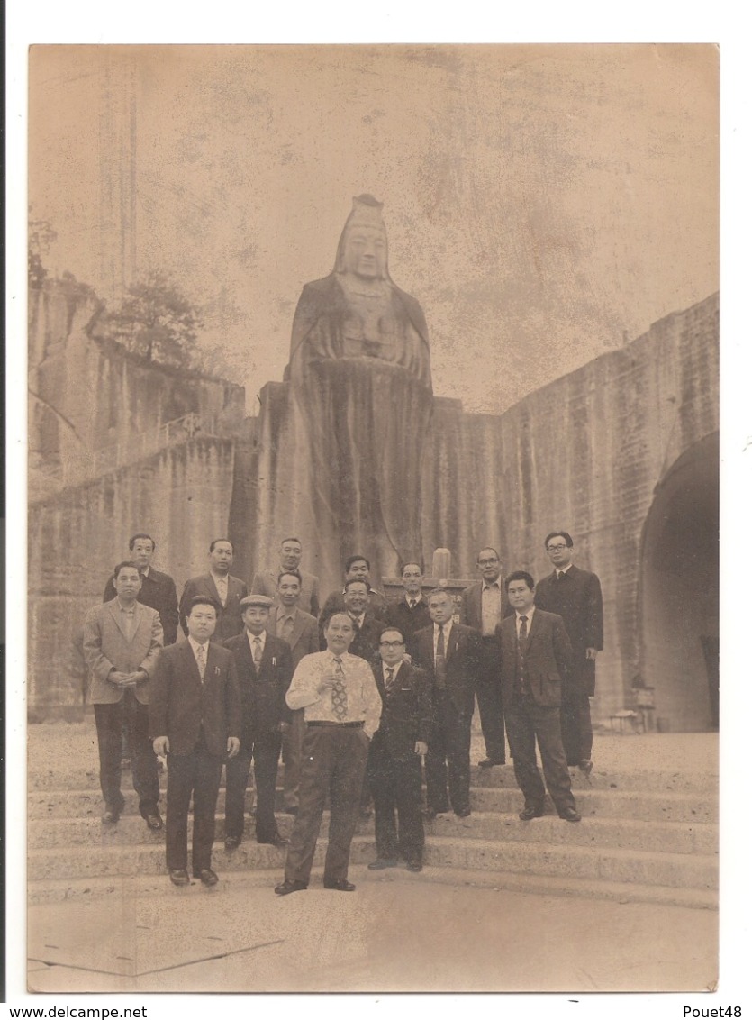 Photo Originale - Groupe De Japonais Devant Le Temple De Ôya à Utsunomiya - Lieux