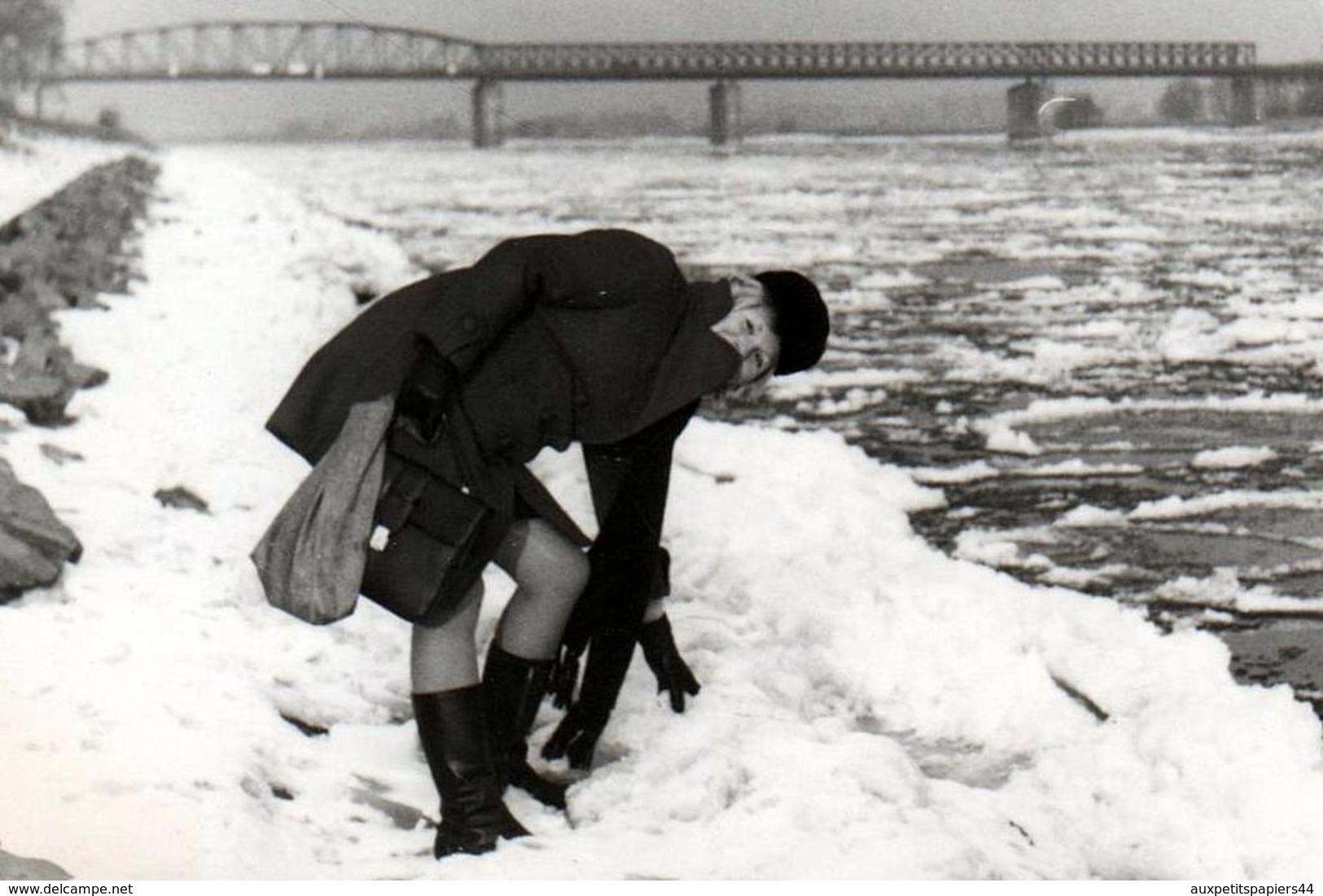 3 Photos Originales & Jolie Jeune Femme Sexy en Mini Jupe & Cartable s'adonnant à une Partie de Boules de Neige 1960/70