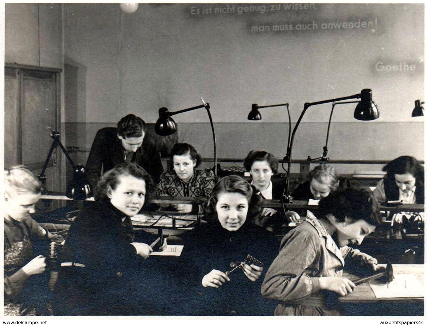 4 Photos Originales Scolaire & Jeunes Femmes Collégiennes En Blouse Pour Apprentissage Manuel & Industriel En 1951 - Pin-up