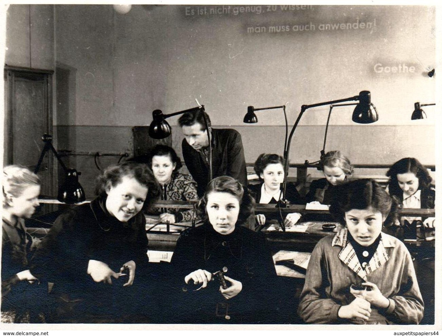 4 Photos Originales Scolaire & Jeunes Femmes Collégiennes En Blouse Pour Apprentissage Manuel & Industriel En 1951 - Pin-up