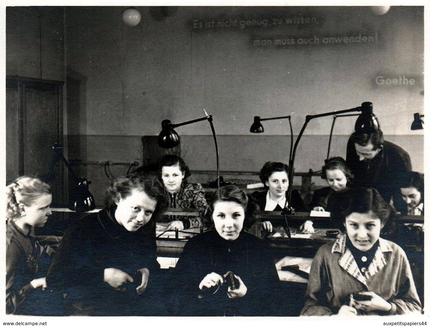 4 Photos Originales Scolaire & Jeunes Femmes Collégiennes En Blouse Pour Apprentissage Manuel & Industriel En 1951 - Pin-up