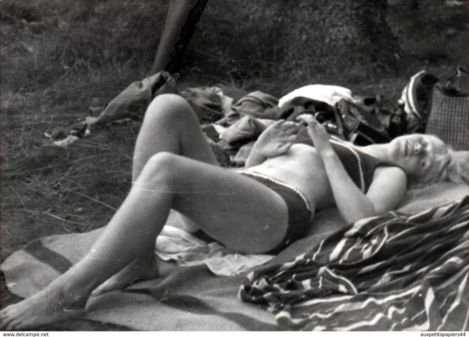 3 Photos Originales Pin-Up En Bikini Au Sourire Coquin Allongée Sur L'Herbe Vers 1960/70 - Jolies Cuisses & Joli Sourire - Pin-up
