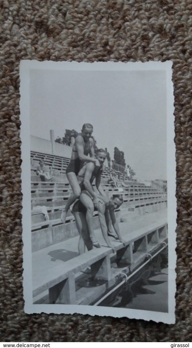 PHOTO JEUNES HOMME MAILLOT DE BAIN MUSCLES JOUANT A SE MONTER DESSUS PISCINE 1930 FORMAT 6.5 CM PAR 10.5 CM - Personnes Anonymes