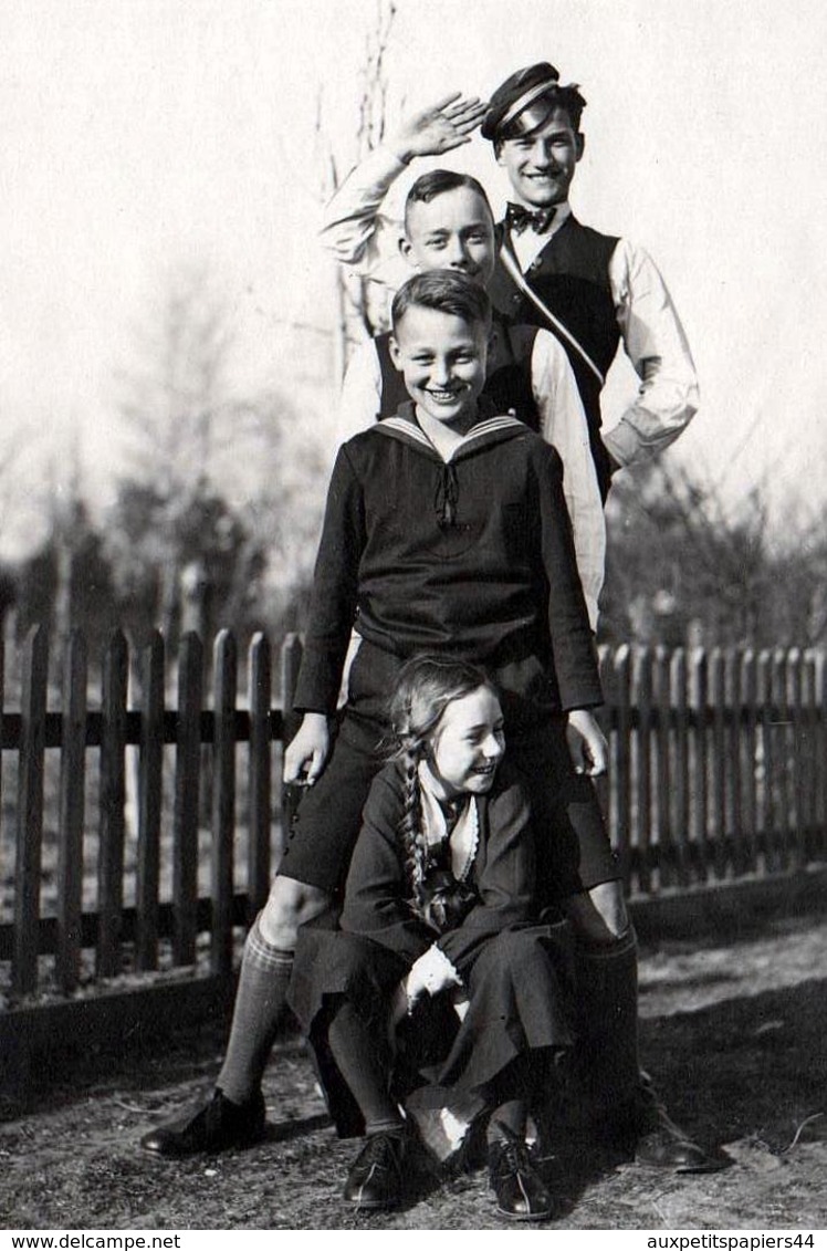 Photo Originale Joyeuse Bande Et Photo Pyramidale Pour La Confirmation De Jürgen En 1933 - Pyramide & Joie De Vivre - Personnes Anonymes