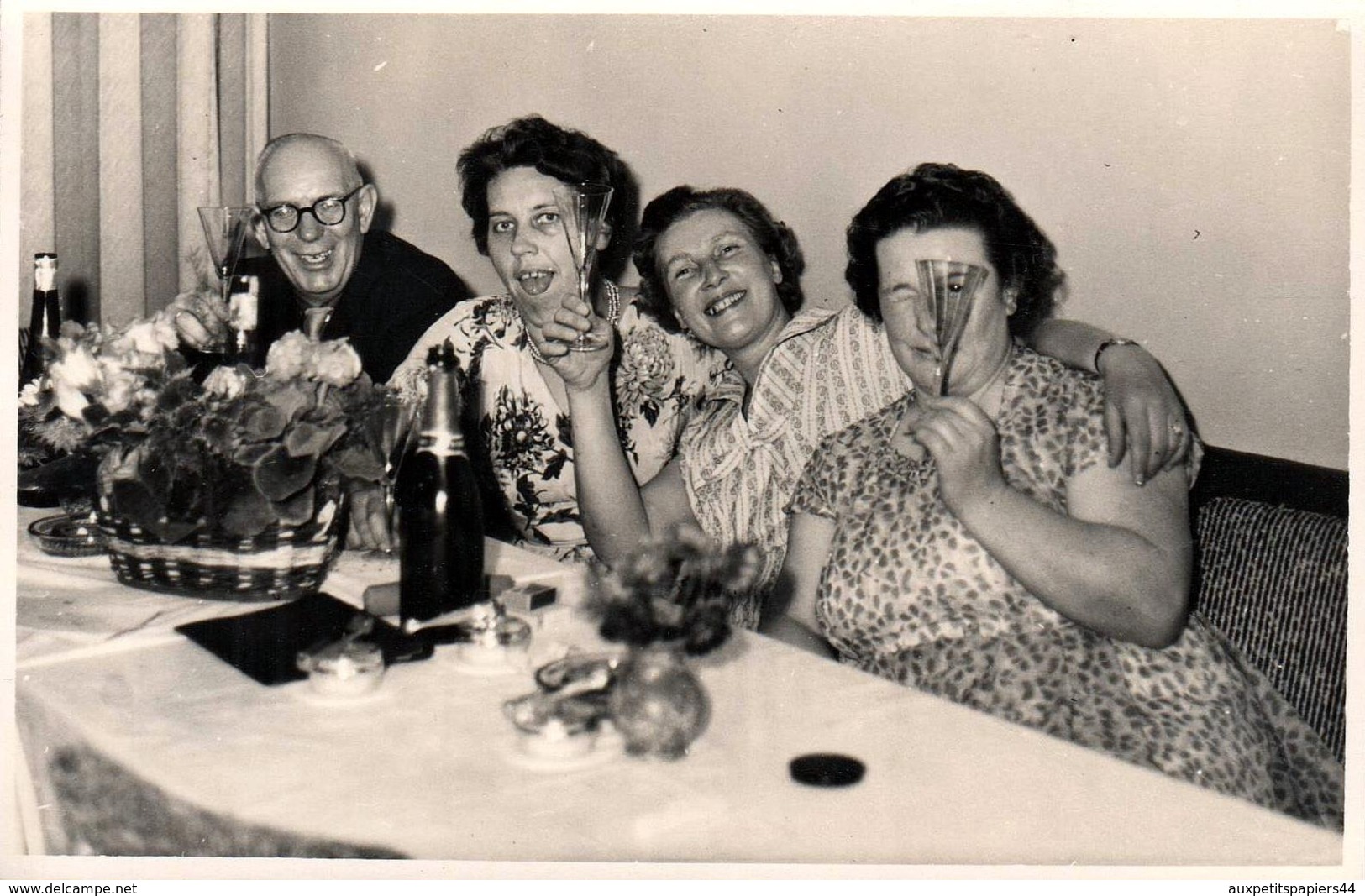 Photo Originale Des Laids Avec La Tireuse De Langue, Mais Qui Rigolent Bien, Alcool Aidant Vers 1960 - Jeu De Grimaces - Personnes Anonymes