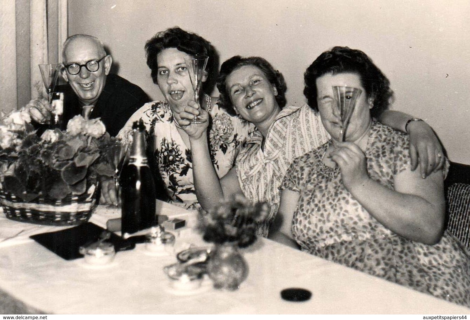 Photo Originale Des Laids Avec La Tireuse De Langue, Mais Qui Rigolent Bien, Alcool Aidant Vers 1960 - Jeu De Grimaces - Personnes Anonymes