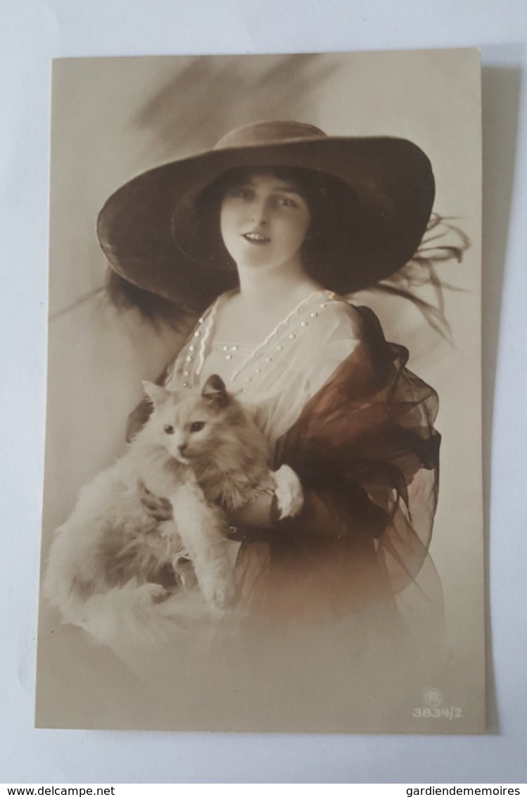 Chat / Cat - Magnifique Femme Au Grand Chapeau - Rehaussé De Peinture Au Niveau Du Col - - Chats