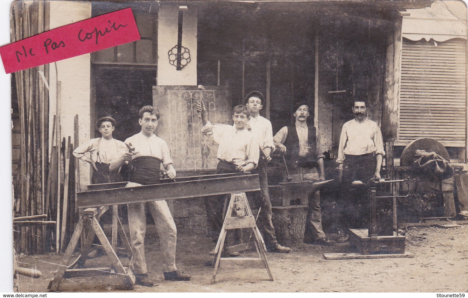 1 Carte-Photo - Groupe D'OUVRIERS En Gros PLAN- FORGERON-ENCLUME-METALLURGITES?? - Autres & Non Classés