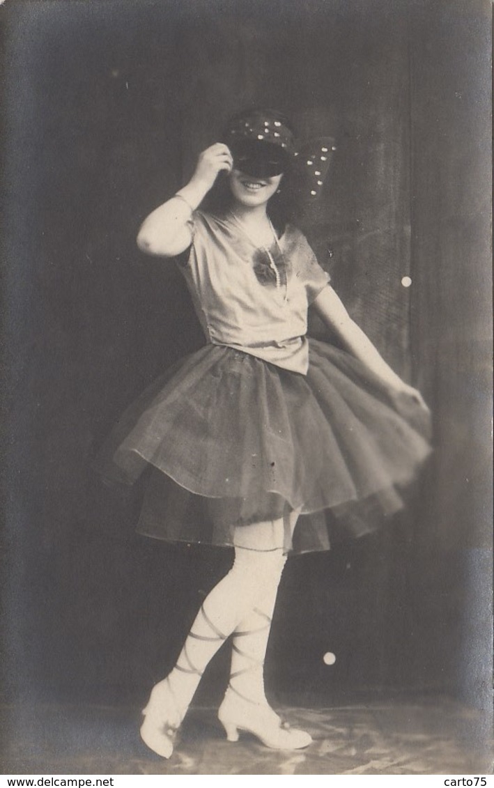 Fêtes - Jeune Fille - Déguisement - Carnaval - Carte-Photo - Carnaval